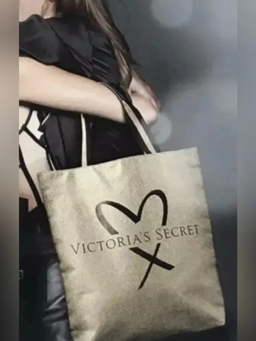 Victoria's Secret VERY SEXY OASIS Fragrance Lotion + Gold Fashion Show Tote Bag